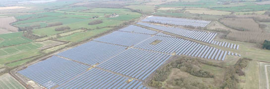 Luchtbeeld van een veld met zonnepanelen